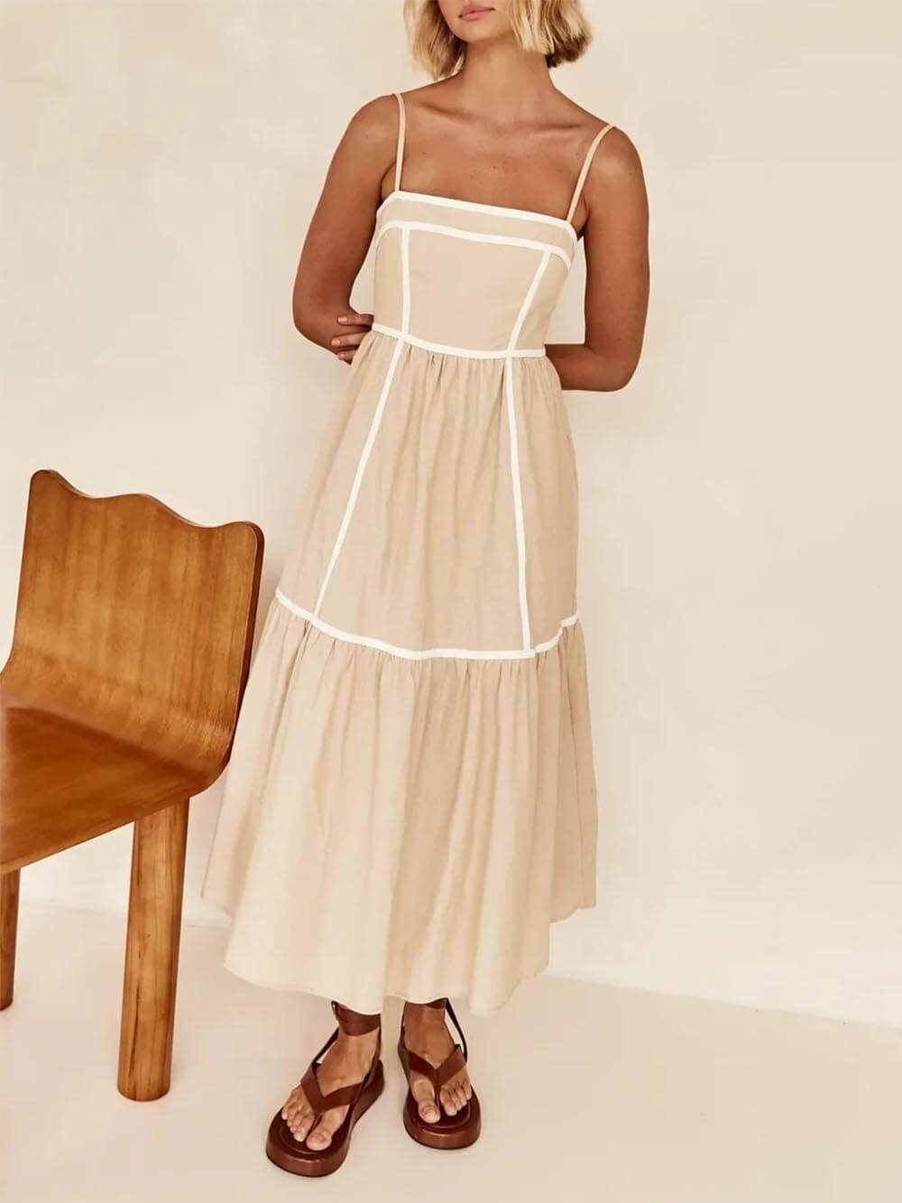 Midikleid mit Kontrastfarben-Einfassung und verstellbaren Trägern