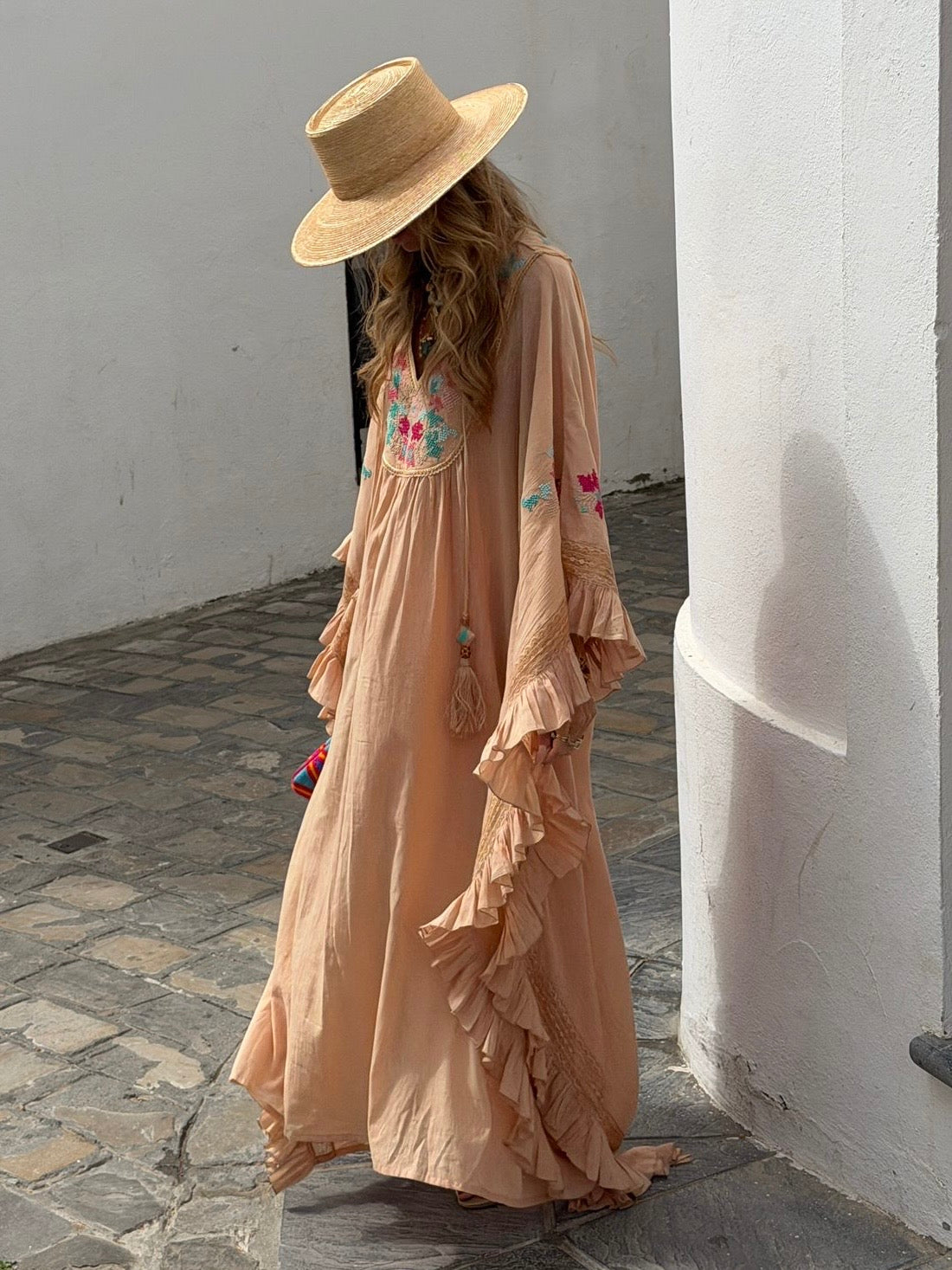 Böhmisches Kaftankleid mit Pfirsichblütenstickerei