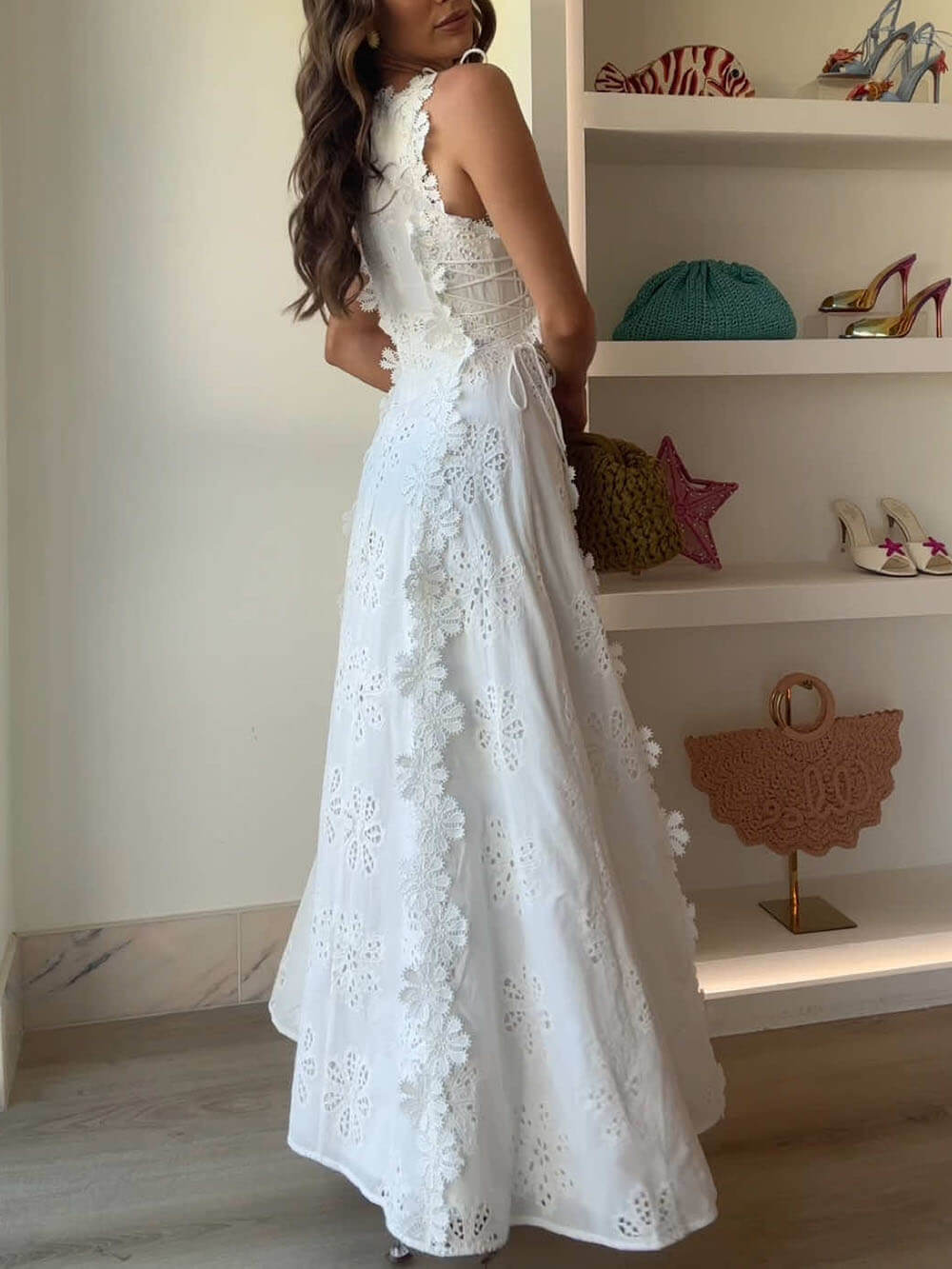 Maxikleid aus zarter Spitze mit Häkeldetails und seitlicher Schnürung