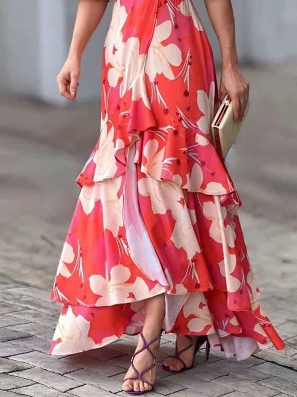Elegantes bedrucktes Lagenkleid mit V-Ausschnitt