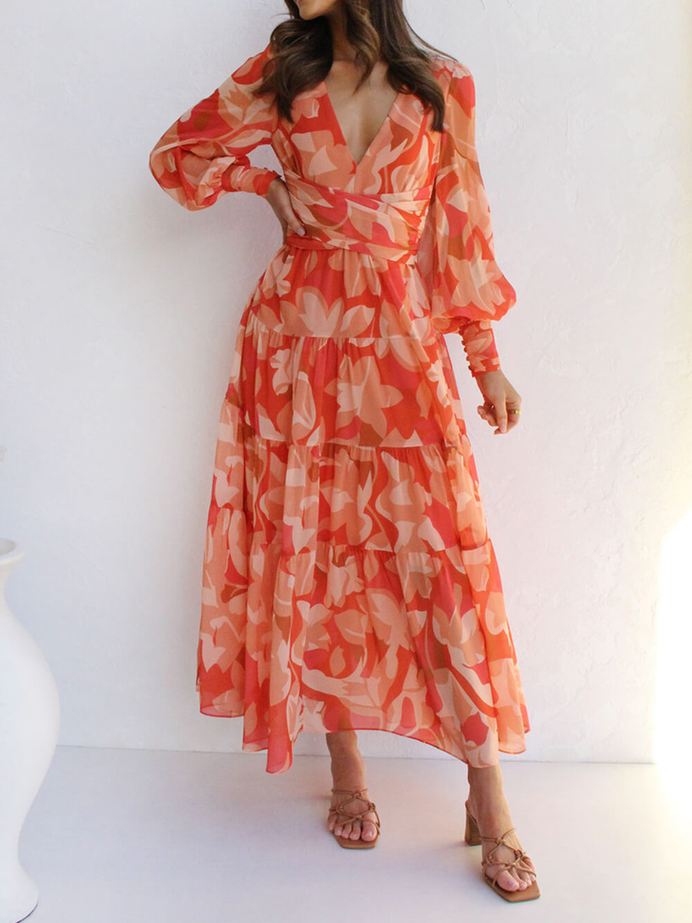 Lässiges Langarm-Midi-Kleid mit V-Ausschnitt und Schwingrock