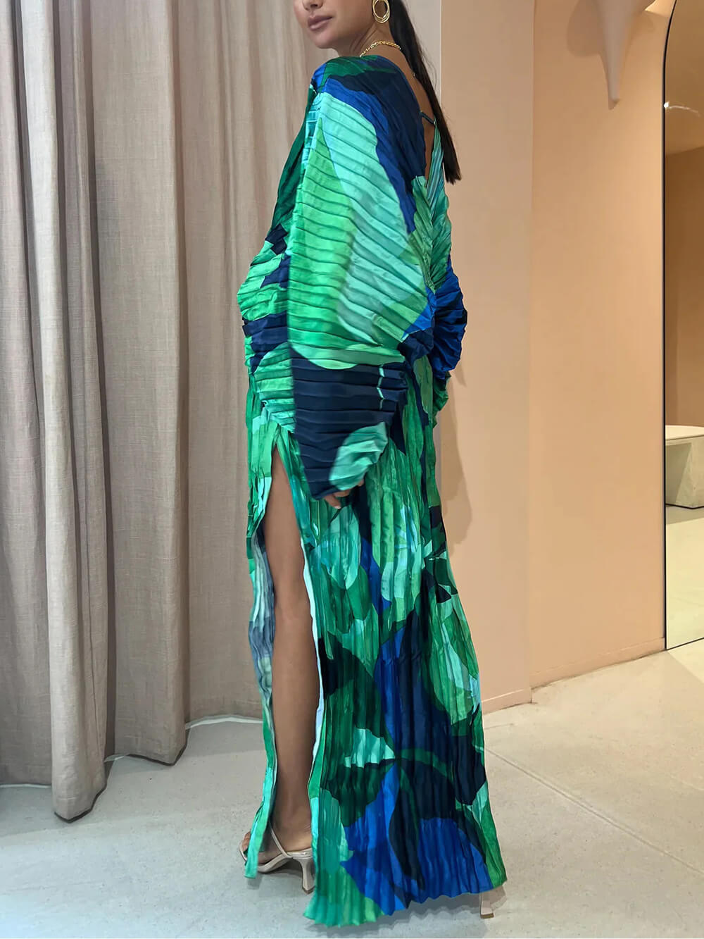 Locker sitzendes langes Resortkleid