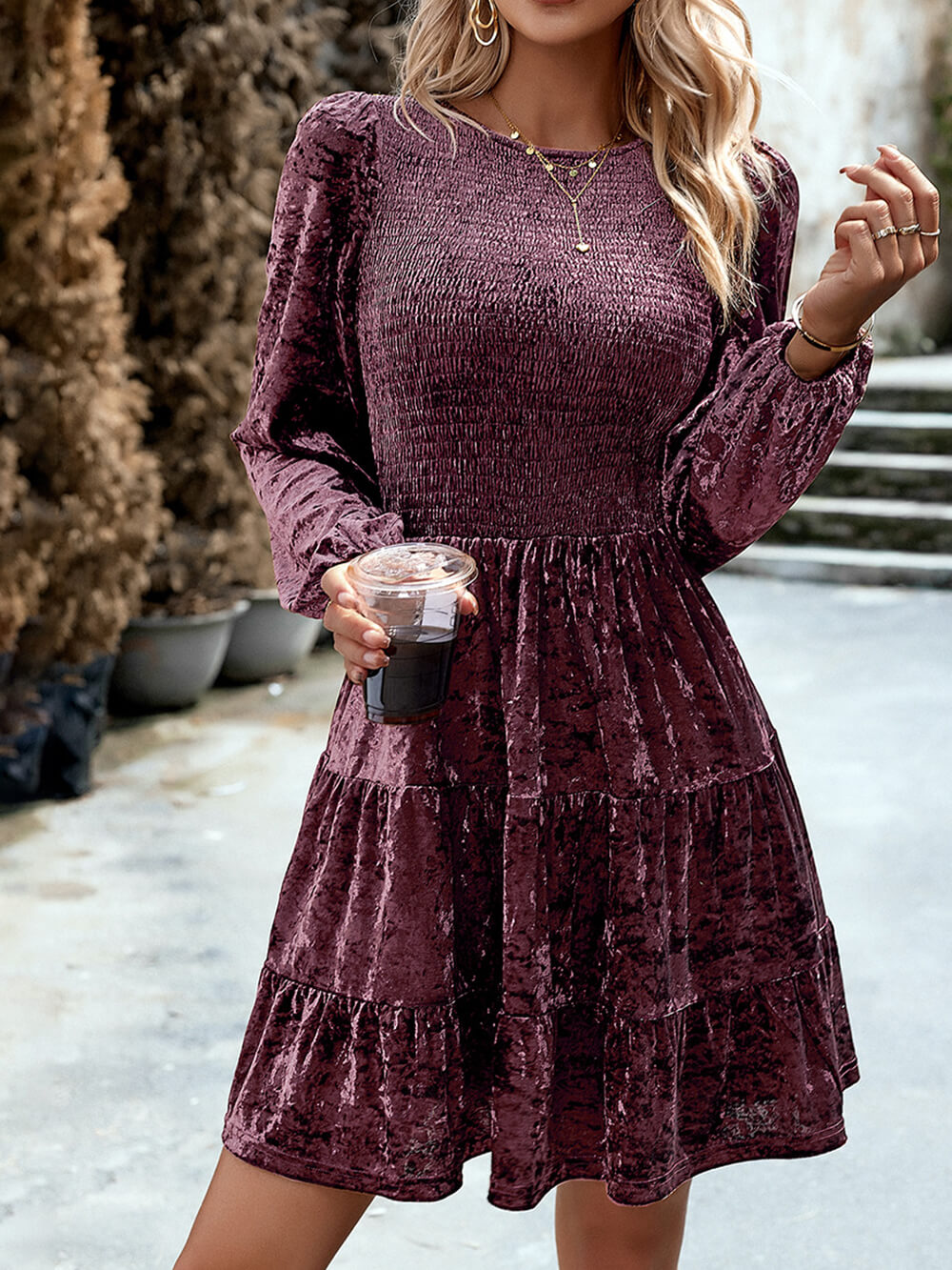 Freizeit-Minikleid aus Samt mit Rundhalsausschnitt