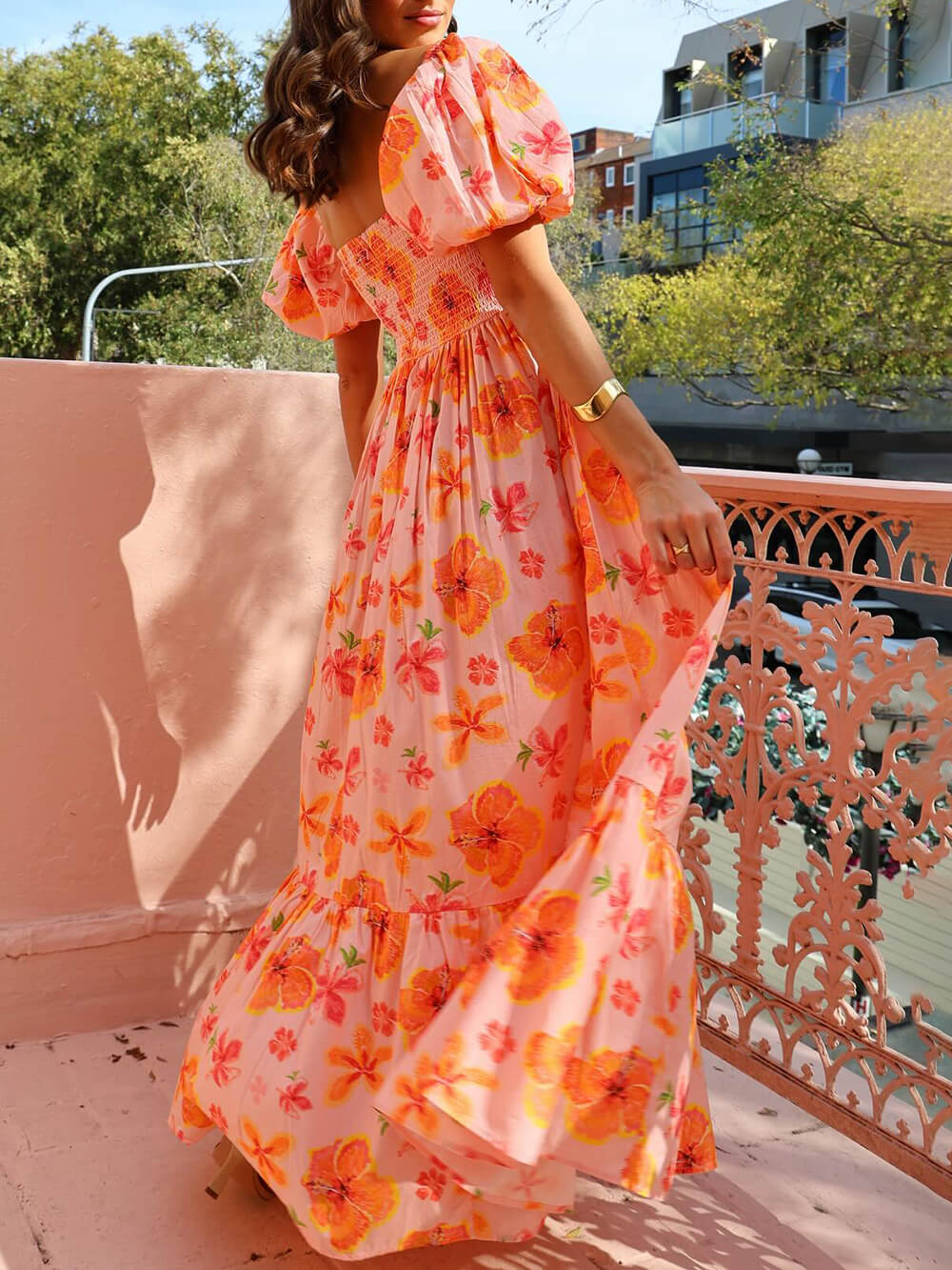 Geblümtes Maxikleid mit Puffärmeln, gesmoktem Rücken und Taschen