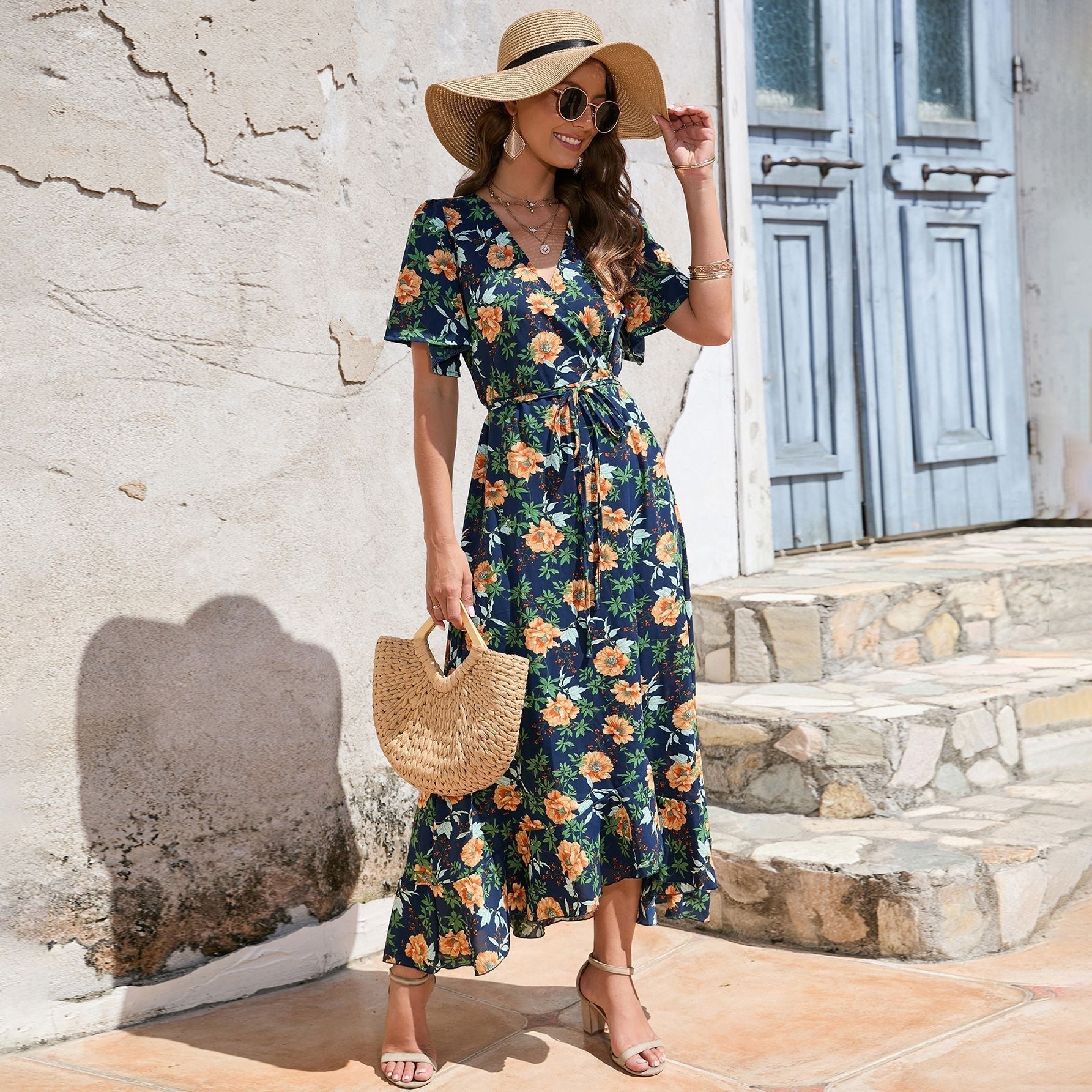Strandkleid mit V-Ausschnitt, kurzen Ärmeln und hoher Taille