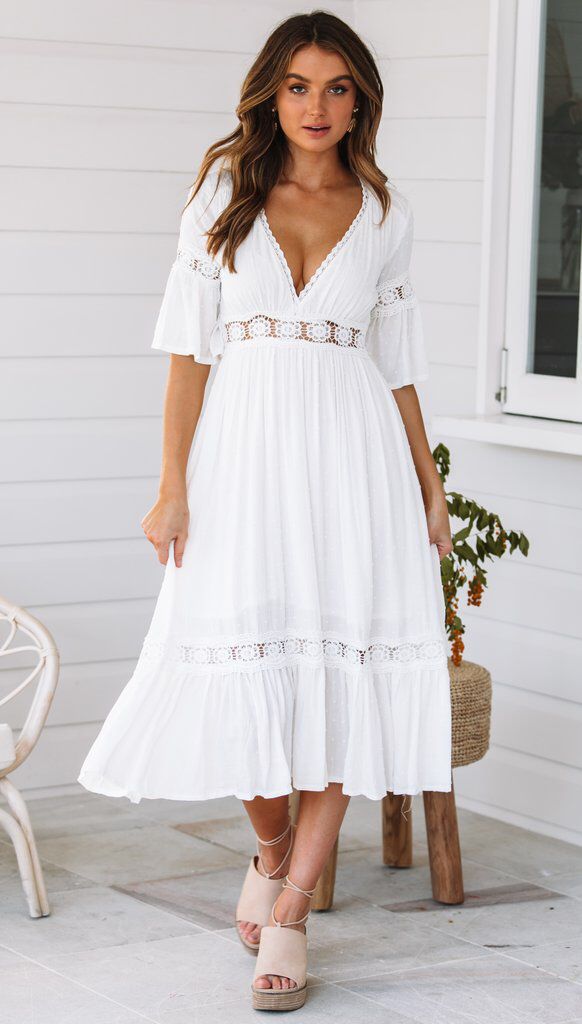Weißes V-Ausschnitt-Kleid mit Rüschensaum und Spitze