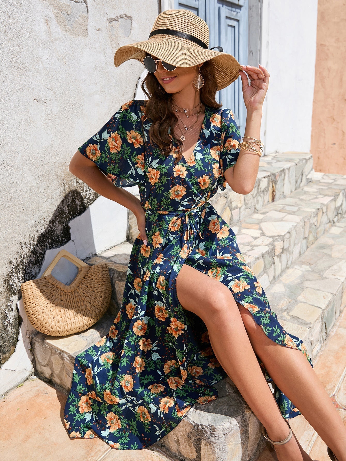Strandkleid mit V-Ausschnitt, kurzen Ärmeln und hoher Taille