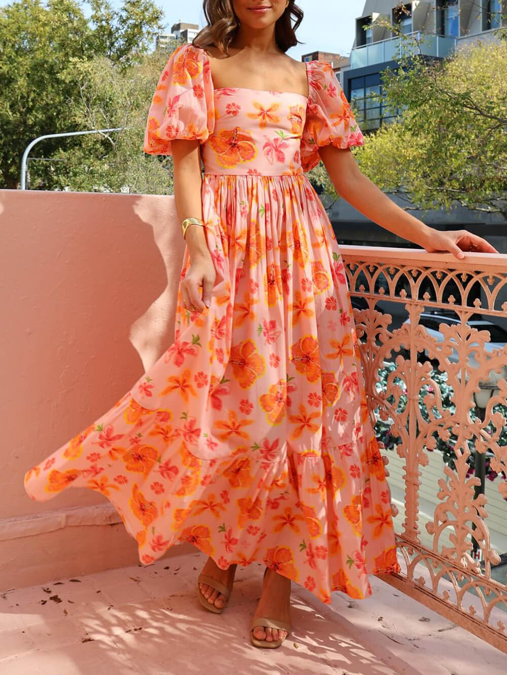 Geblümtes Maxikleid mit Puffärmeln, gesmoktem Rücken und Taschen