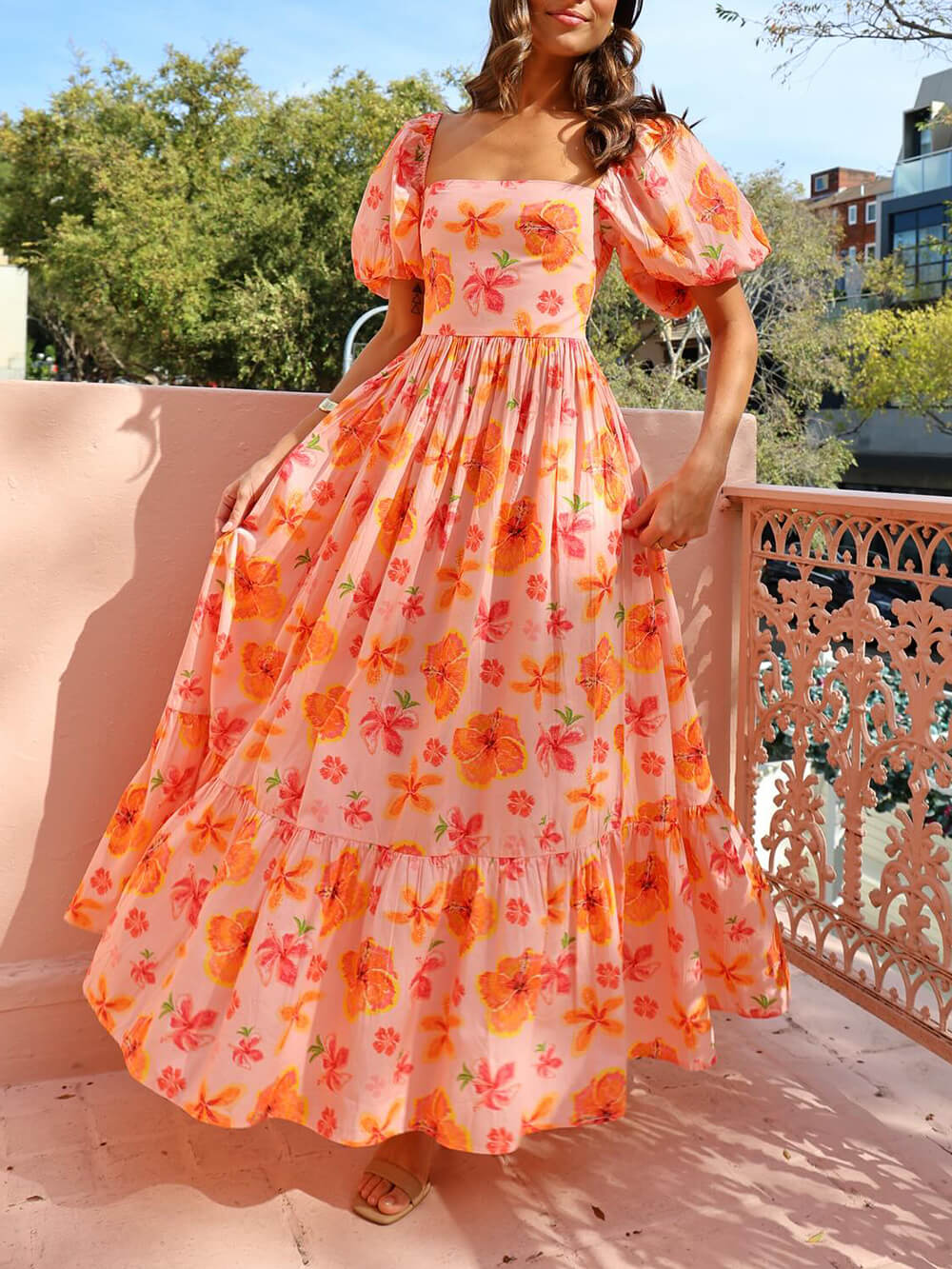 Geblümtes Maxikleid mit Puffärmeln, gesmoktem Rücken und Taschen
