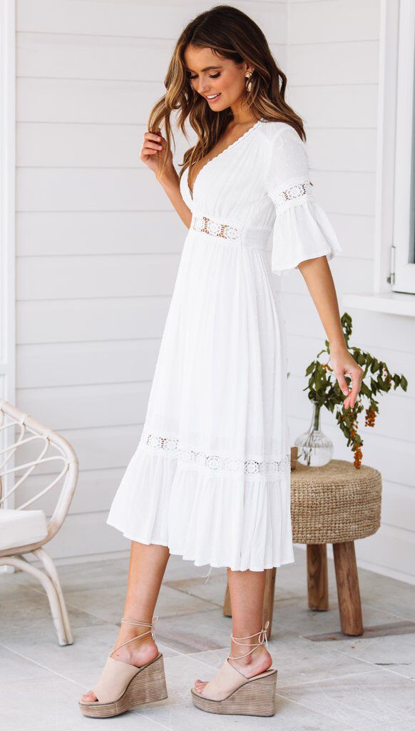Weißes V-Ausschnitt-Kleid mit Rüschensaum und Spitze