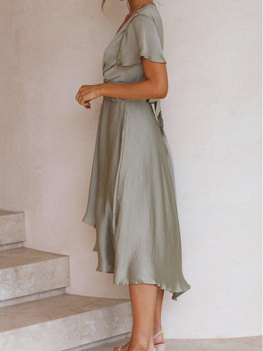 Salbeigrünes Satin Maxikleid zum Wickeln: Twist-Front Cutout