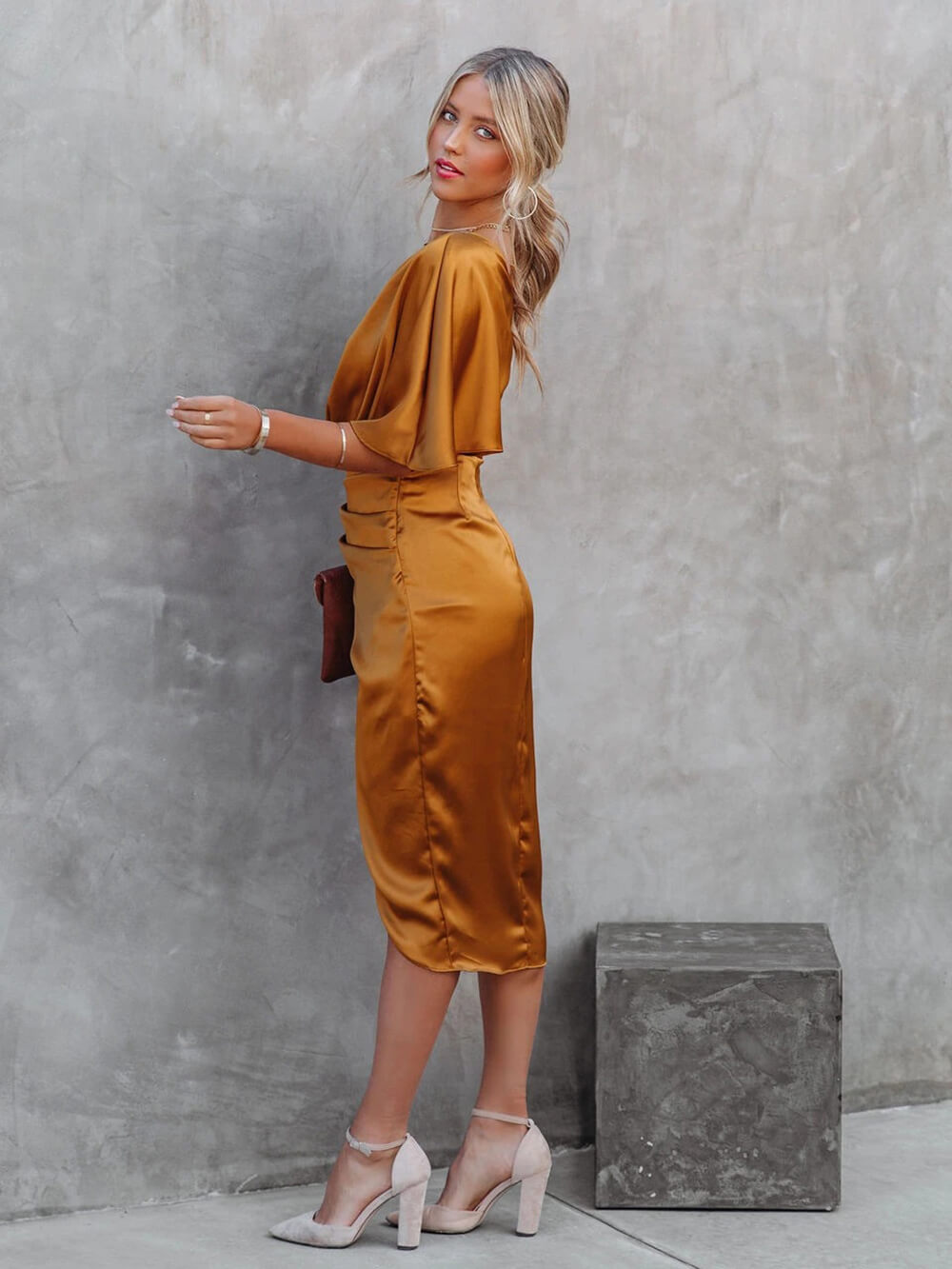 One Shoulder Midi-Kleid: Asymmetrischer Fall