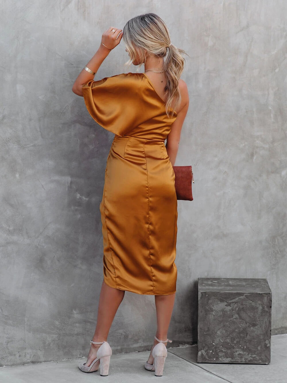 One Shoulder Midi-Kleid: Asymmetrischer Fall
