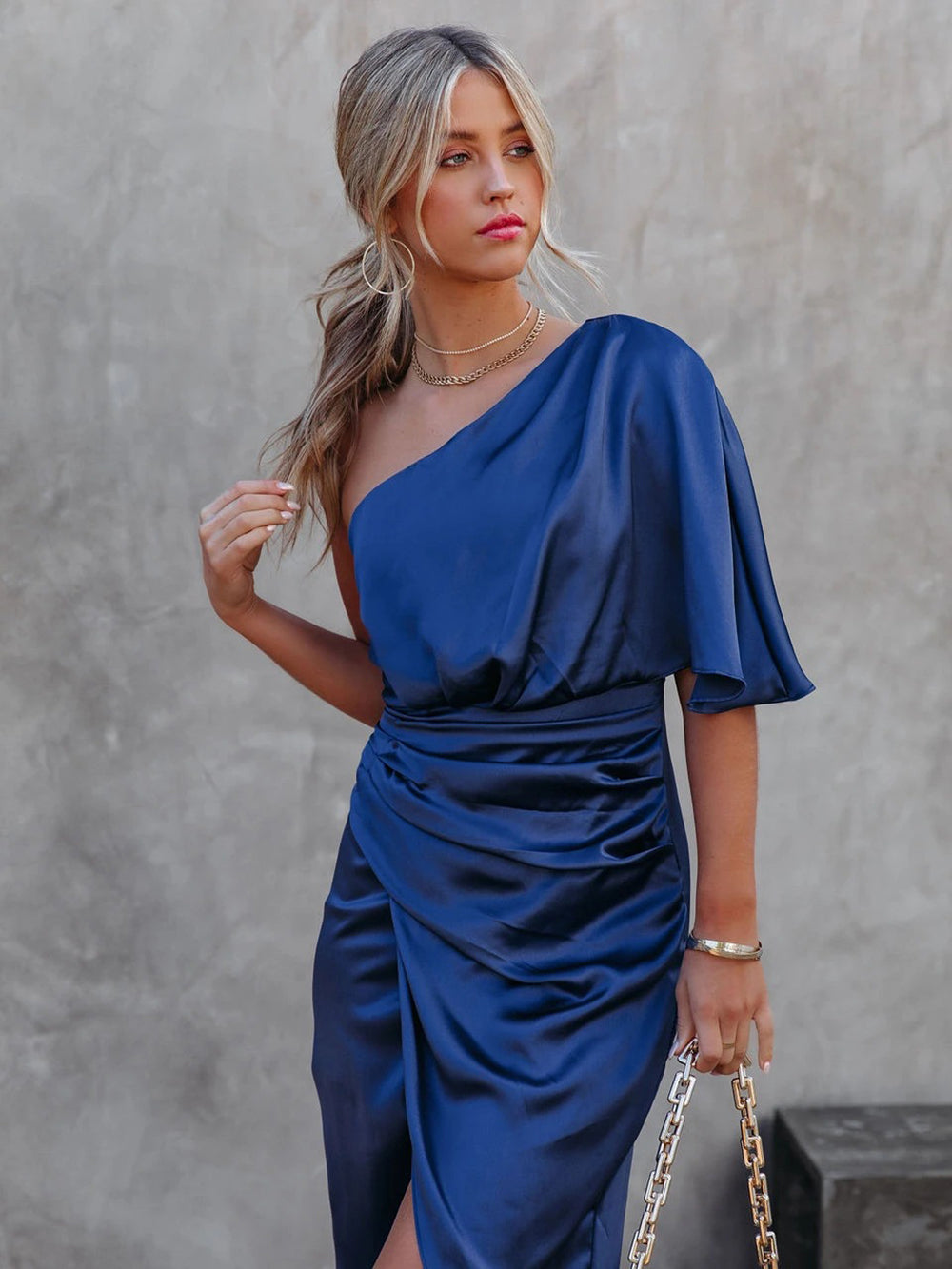 One Shoulder Midi-Kleid: Asymmetrischer Fall