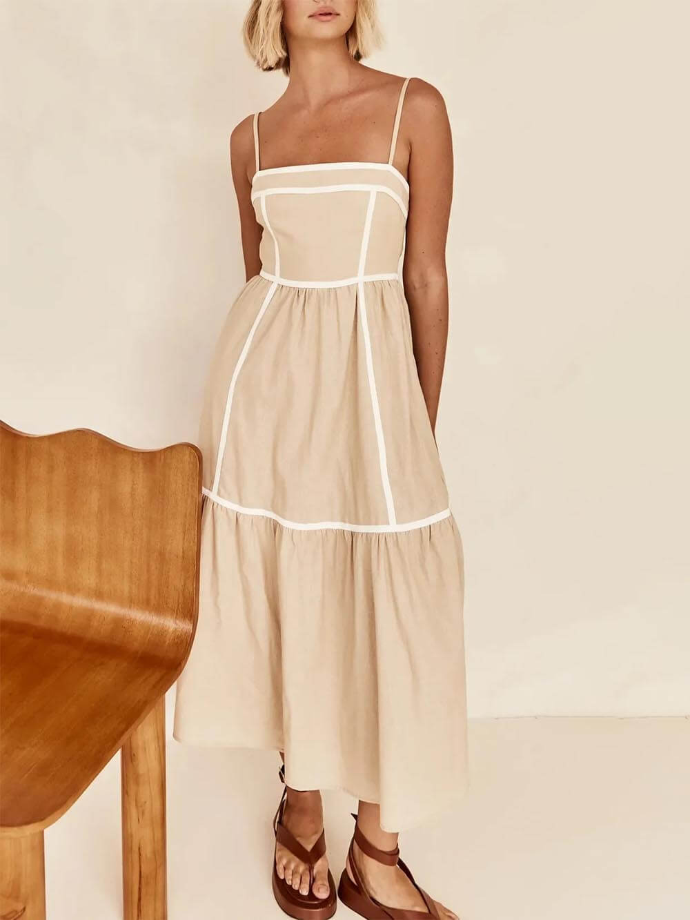 Midikleid mit Kontrastfarben-Einfassung und verstellbaren Trägern