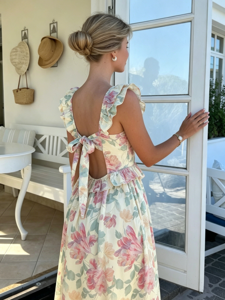 Pastellfarbenes geblümtes Maxikleid mit Rüschen und Bindeband am Rücken