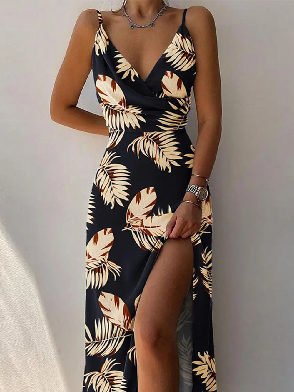 Elegantes, einzigartiges, bedrucktes Kleid mit Spaghettiträgern und plissiertem Beinschlitz