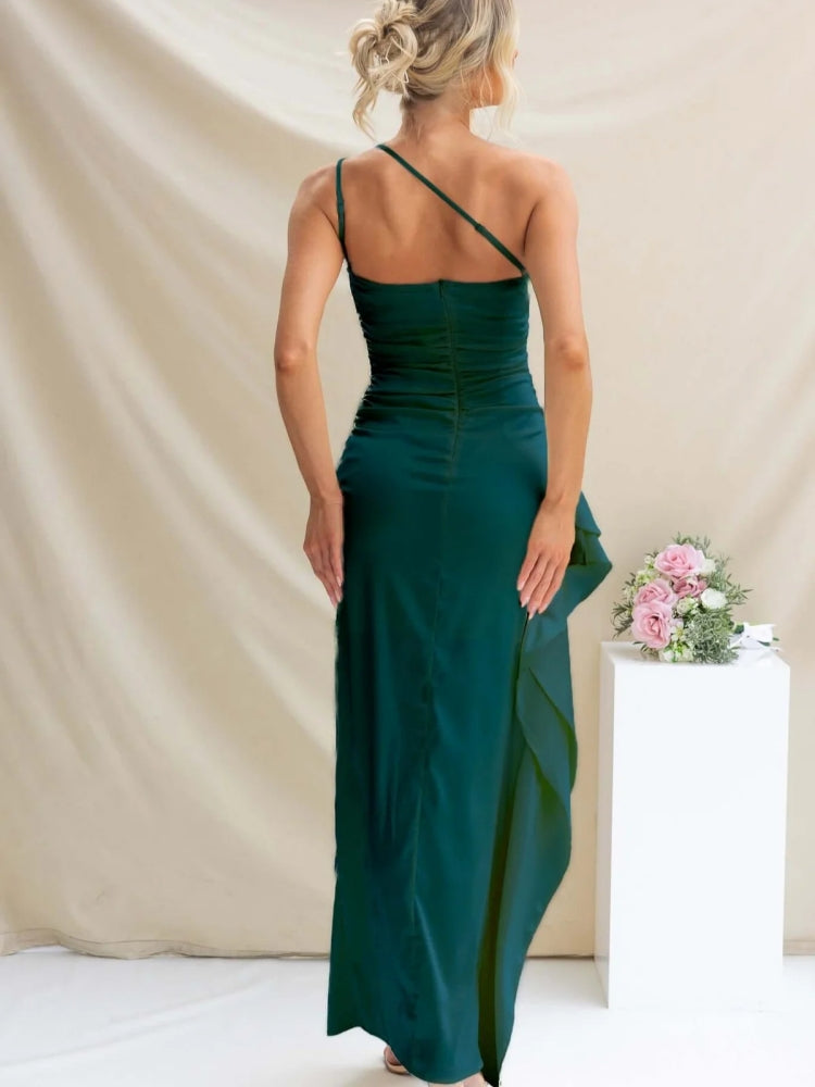 Asymmetrisches Abendkleid mit Schlitz