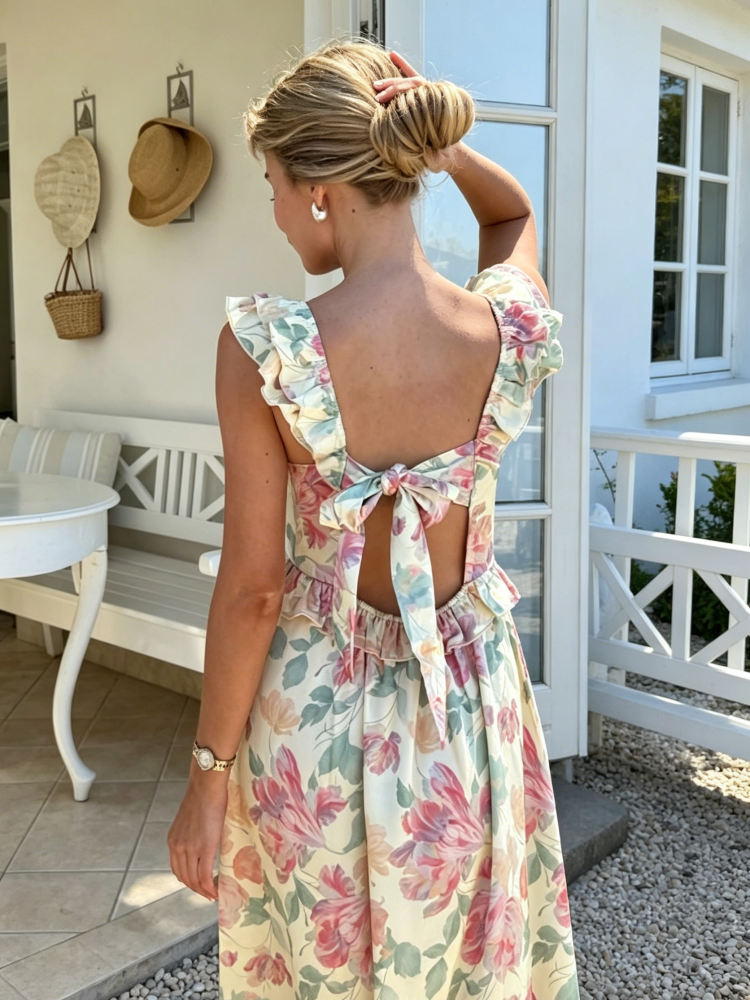 Pastellfarbenes geblümtes Maxikleid mit Rüschen und Bindeband am Rücken