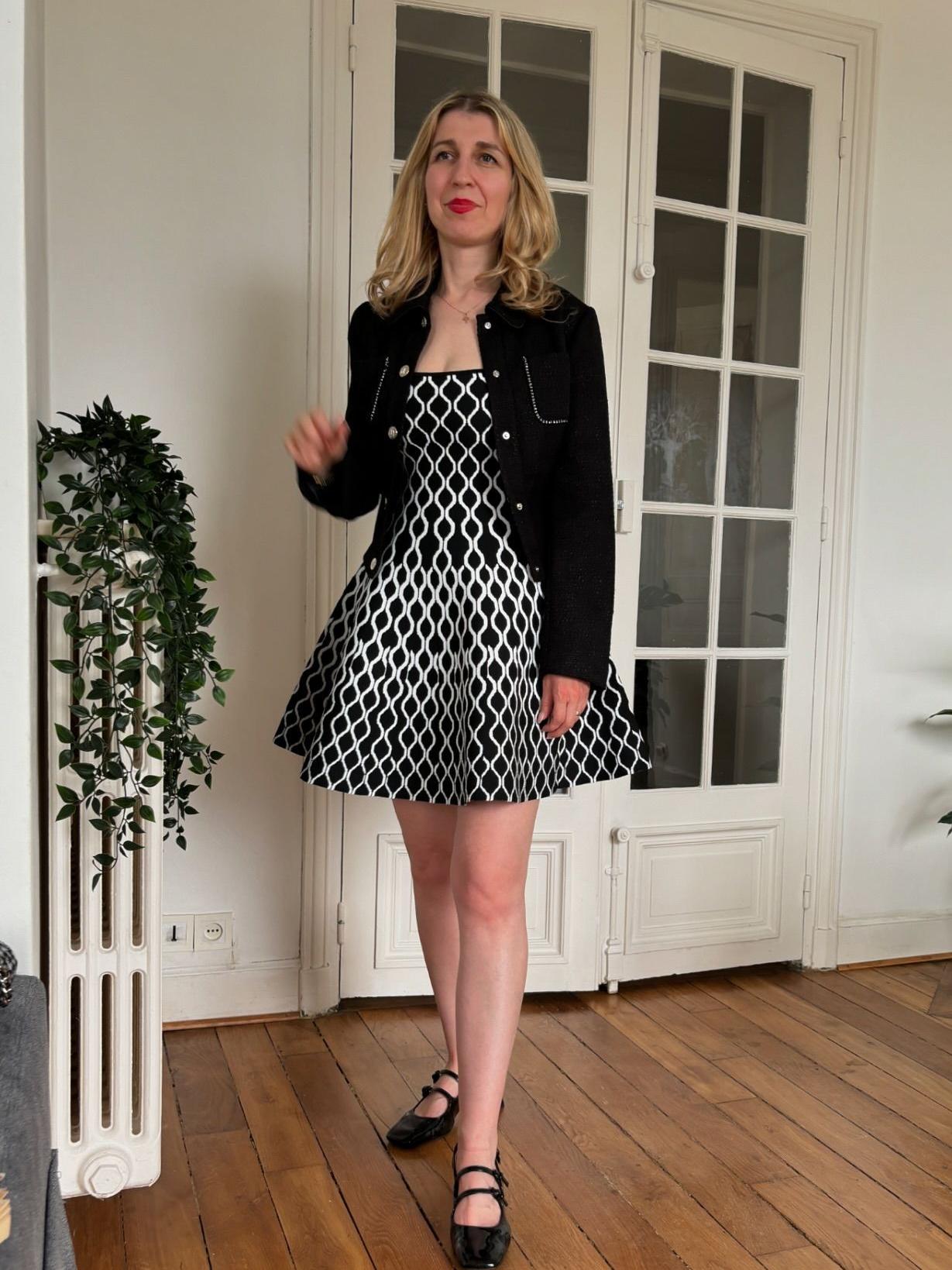Wave-Streifen-Strickkleid Beschreibung