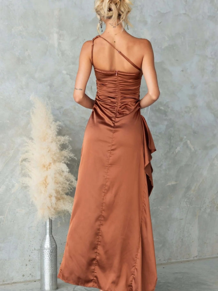 Asymmetrisches Abendkleid mit Schlitz