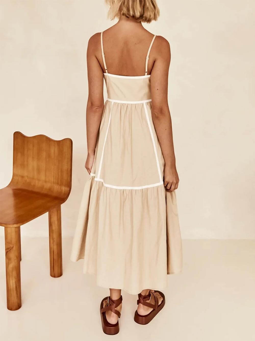 Midikleid mit Kontrastfarben-Einfassung und verstellbaren Trägern