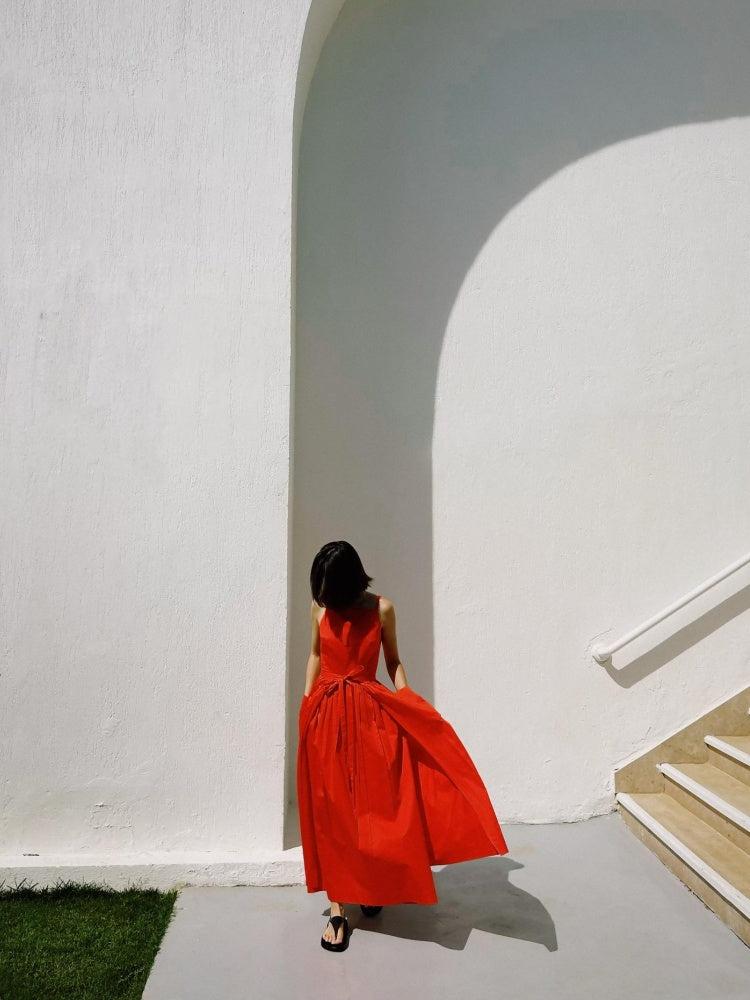 Rotes Midi-Kleid mit eckigem Ausschnitt und Bindegürtel