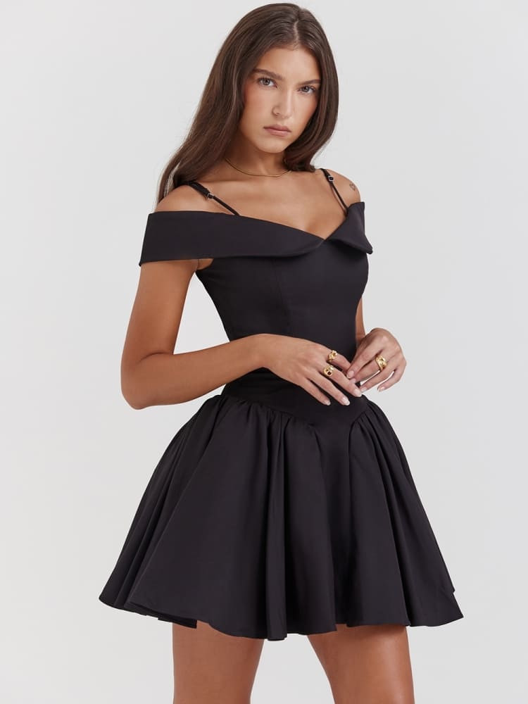 Schwarzes schulterfreies Spaghettiträger-Minikleid