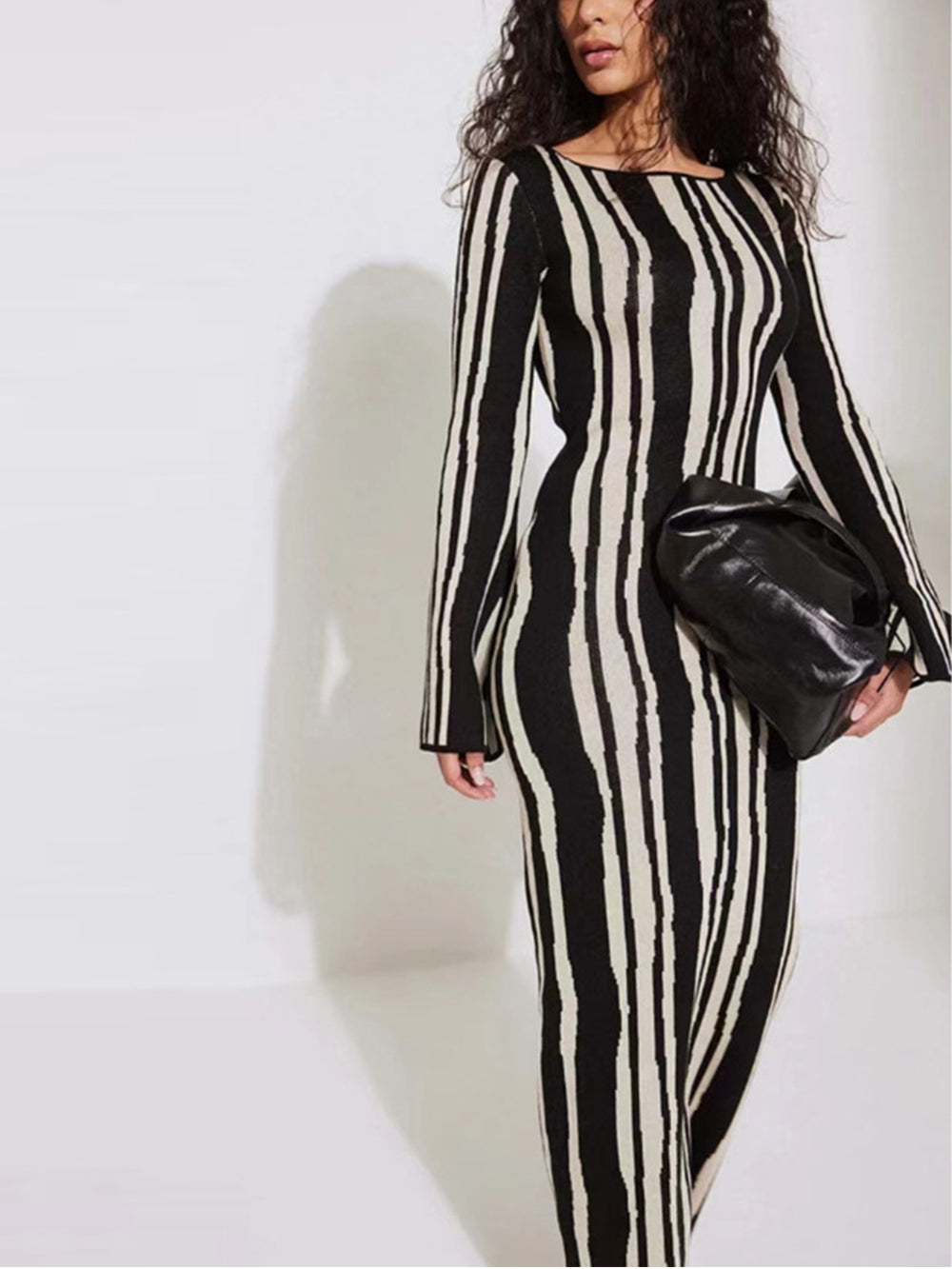 Maxikleid mit Kontrast-Glockenärmeln