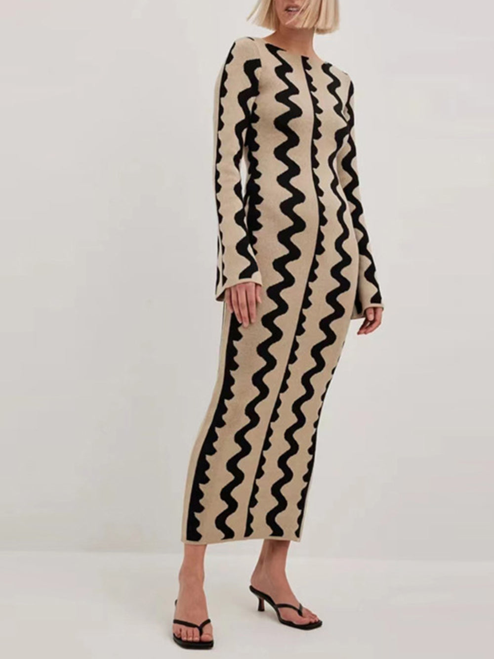 Maxikleid mit Kontrast-Glockenärmeln