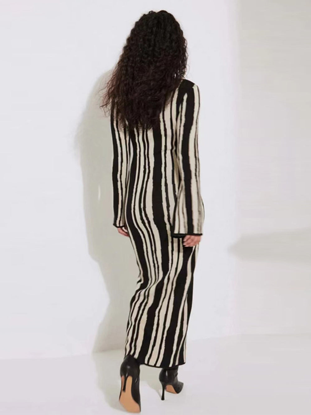 Maxikleid mit Kontrast-Glockenärmeln