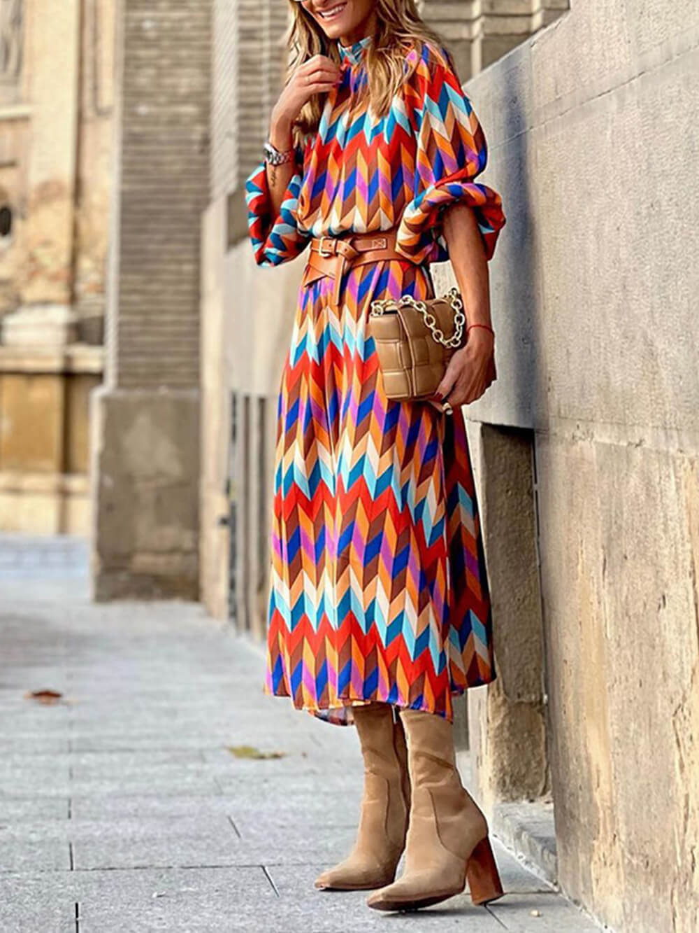 Elegantes knielanges Kleid mit Stehkragen