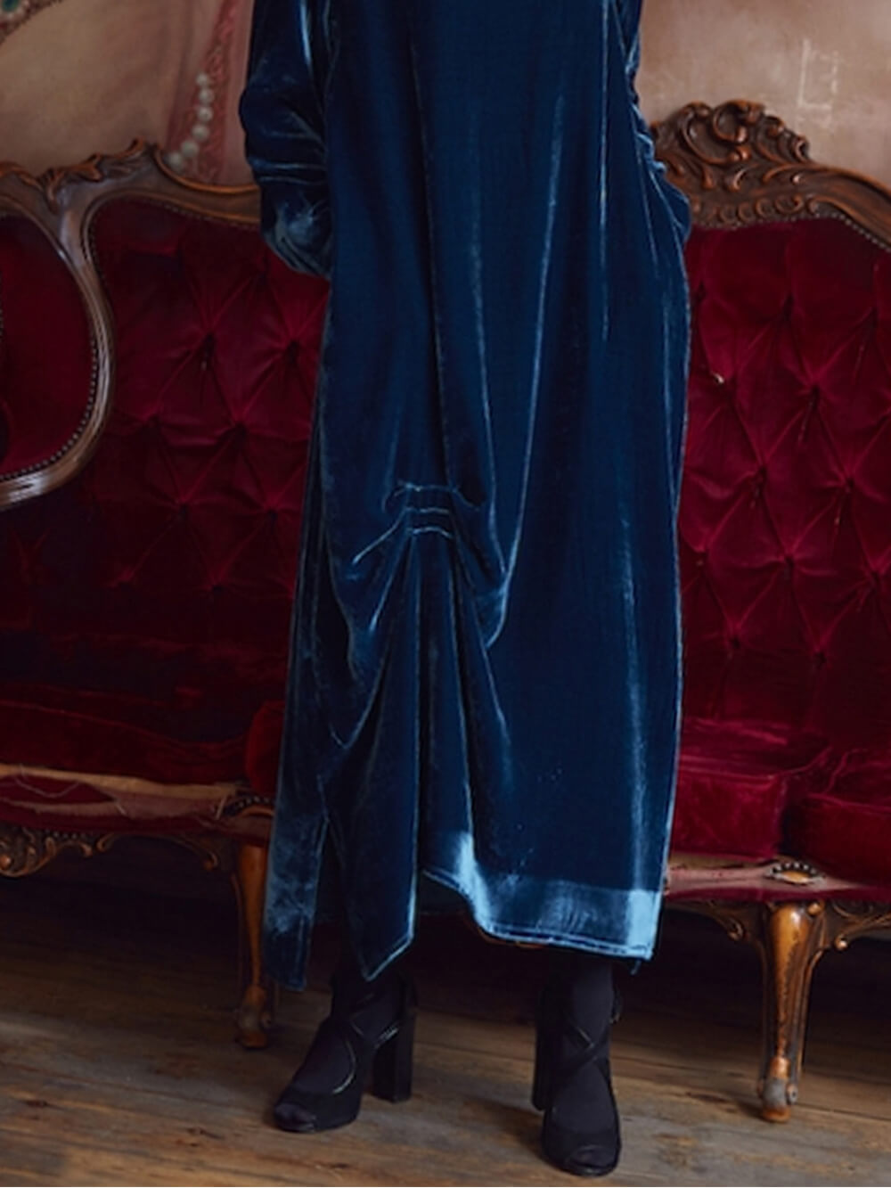 Midi-Kleid aus gerafftem Samt mit Wasserfallausschnitt