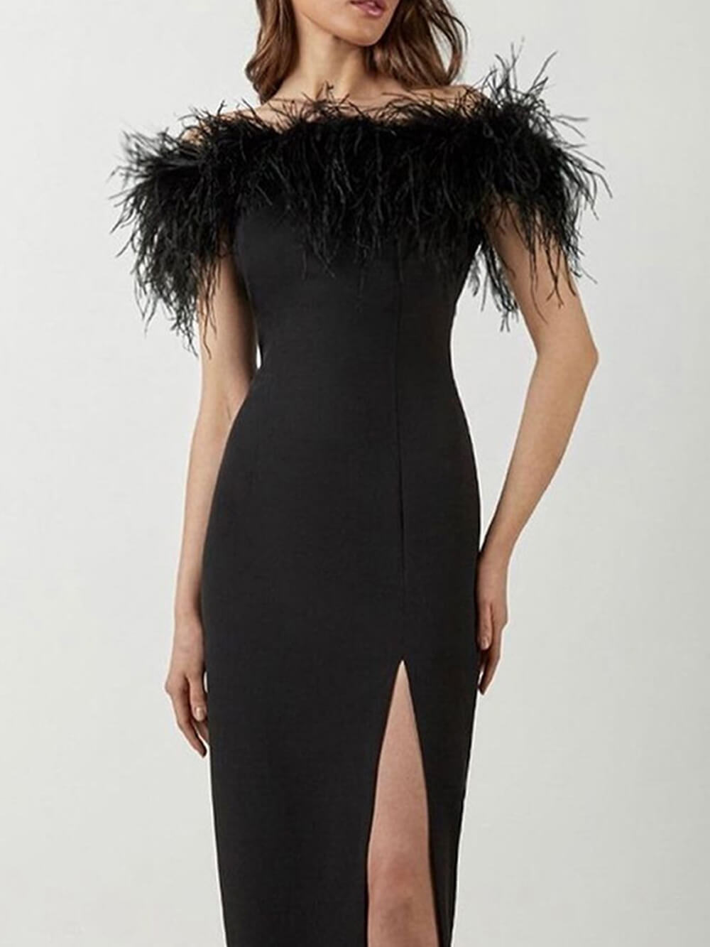 Ein schulterfreies Feder-Midikleid