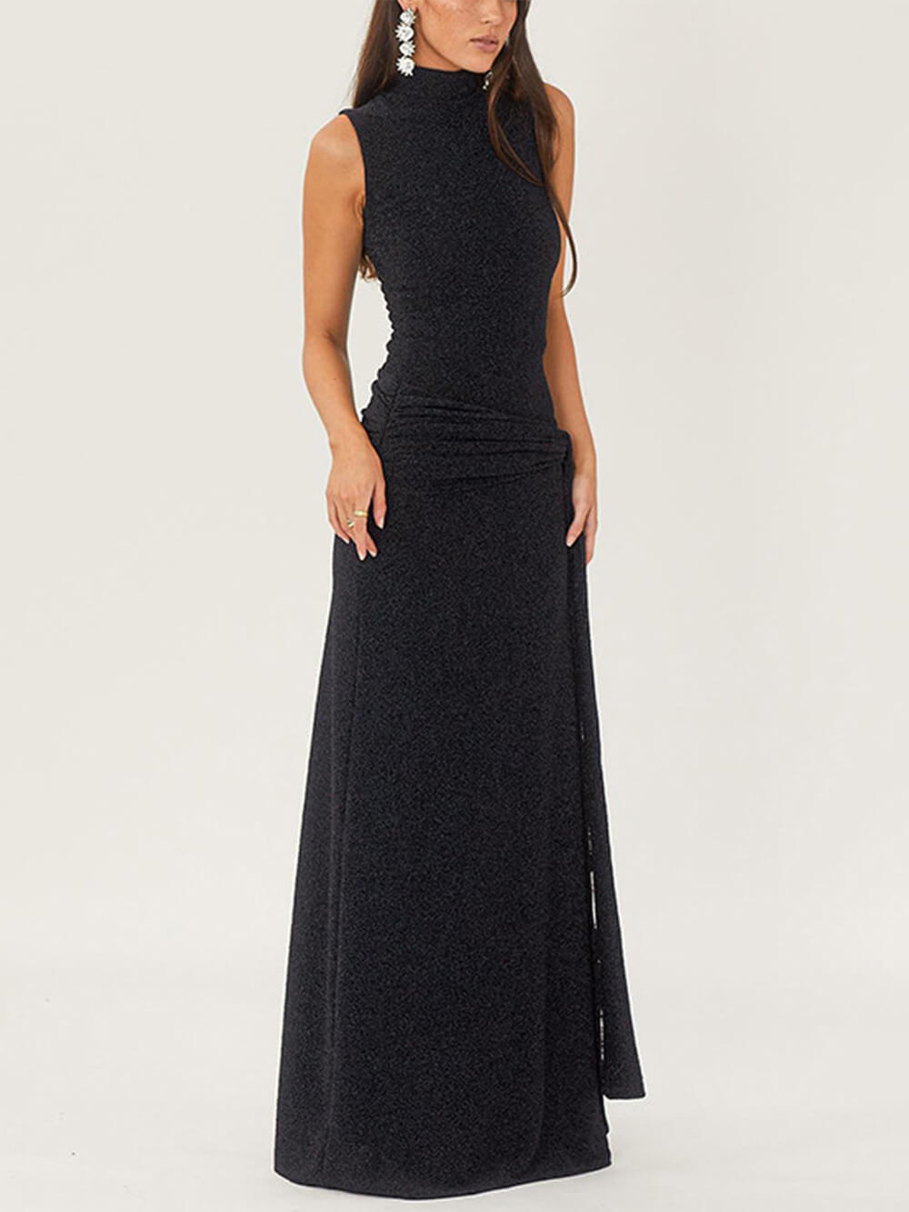 Ärmelloses hochgeschlossenes langes Kleid mit Bändern und Glanzseide