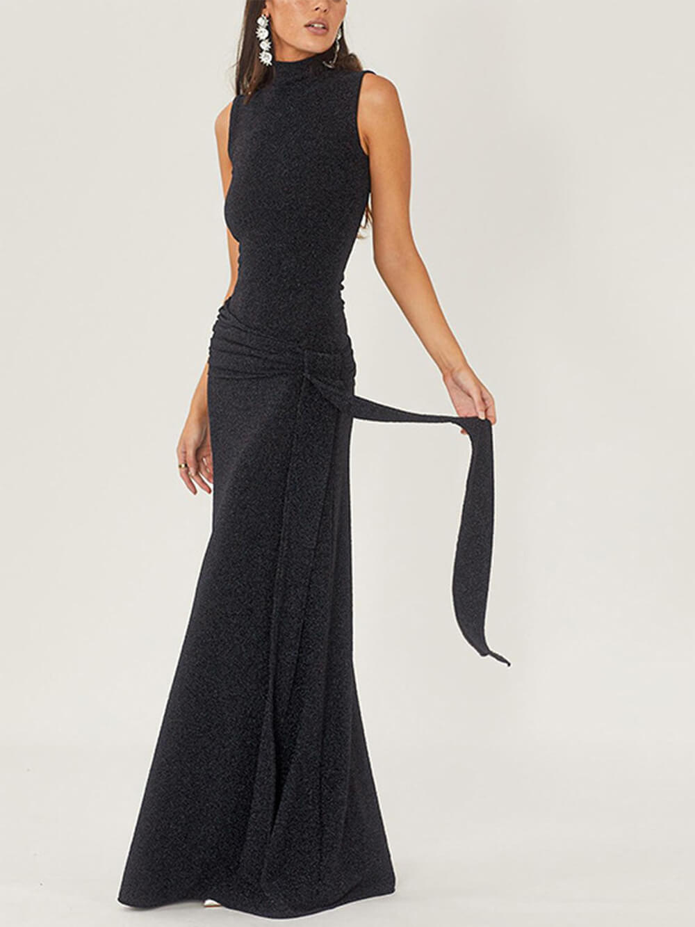 Ärmelloses hochgeschlossenes langes Kleid mit Bändern und Glanzseide