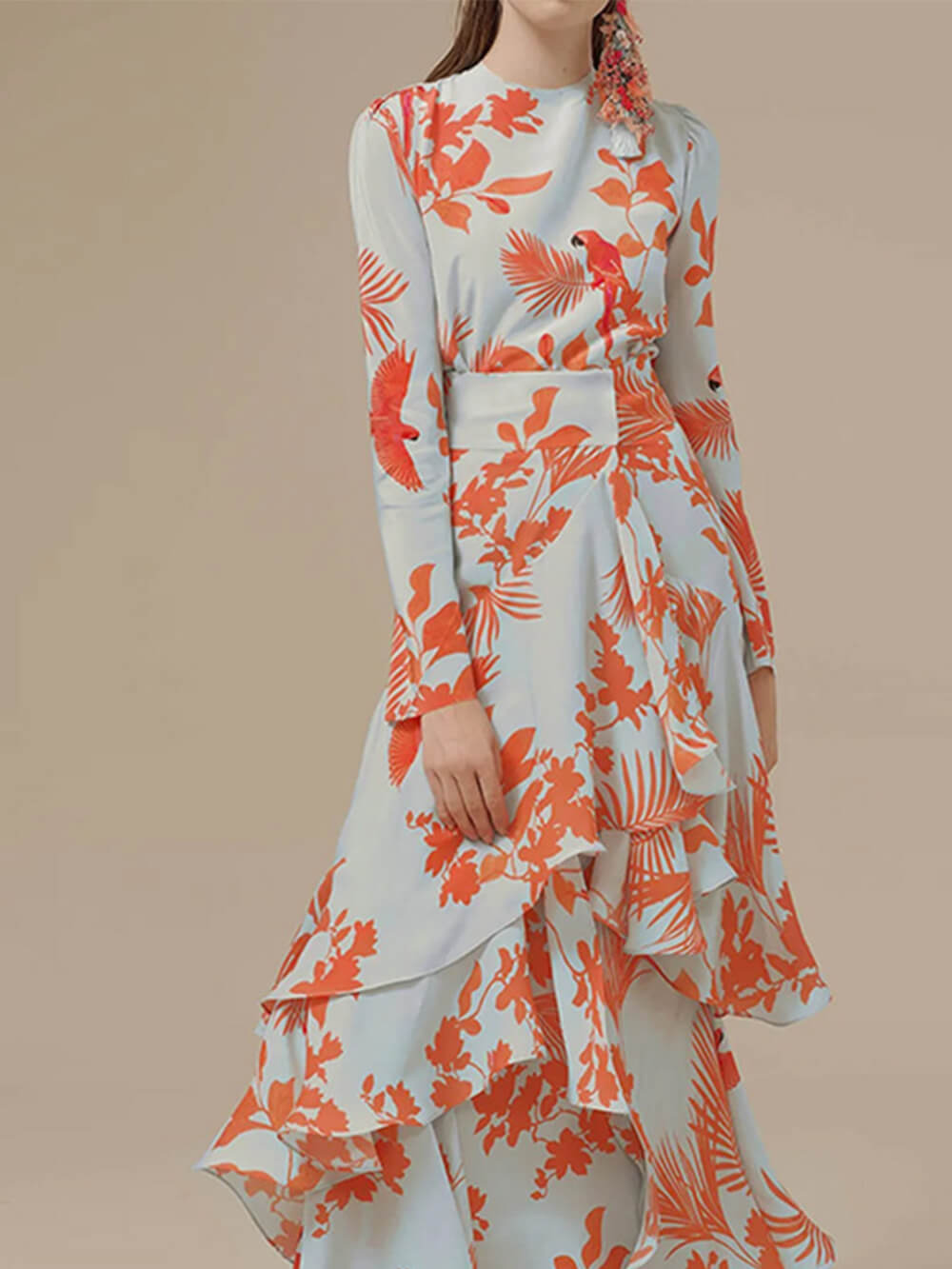 Unregelmäßiges langes Kleid mit Rüschen
