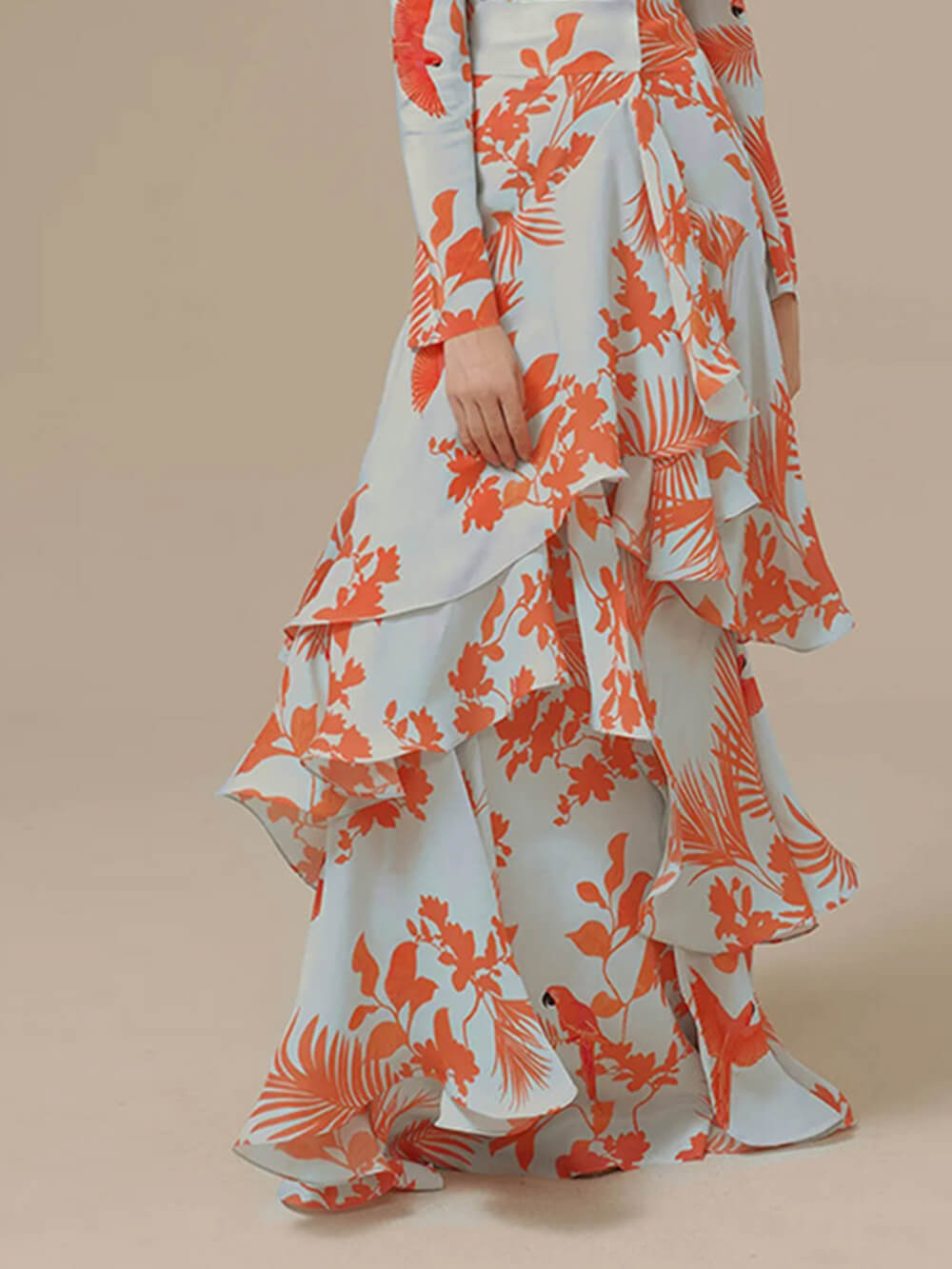 Unregelmäßiges langes Kleid mit Rüschen