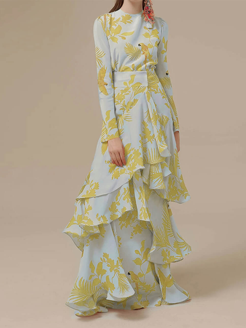 Unregelmäßiges langes Kleid mit Rüschen