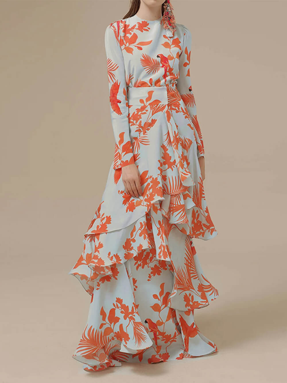 Unregelmäßiges langes Kleid mit Rüschen