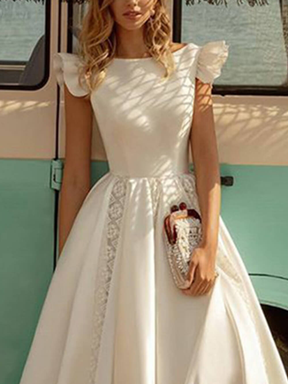 Einfarbiges elegantes Midi-Kleid mit Puffärmeln