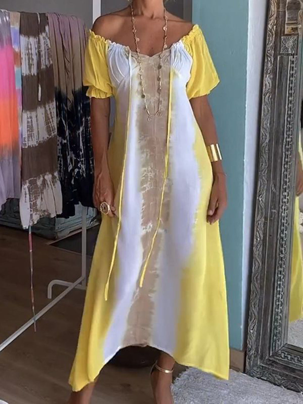 Gelbes Batik-Maxikleid mit V-Ausschnitt und Tunnelzug
