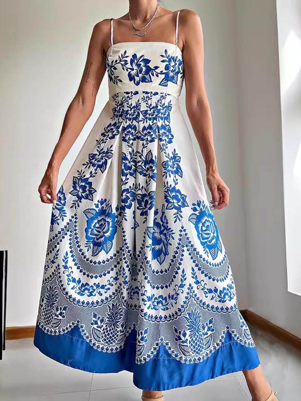 Geblümtes Maxikleid mit Ethno-Print und gesmokter Rückenpartie