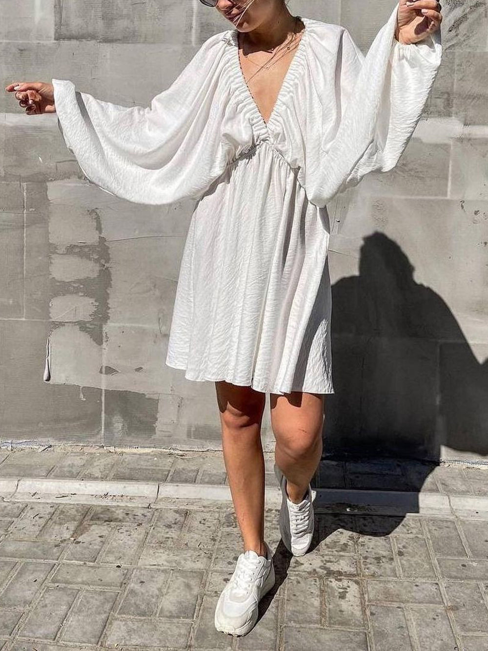 Gewebtes Skater-Minikleid mit tiefem Ausschnitt