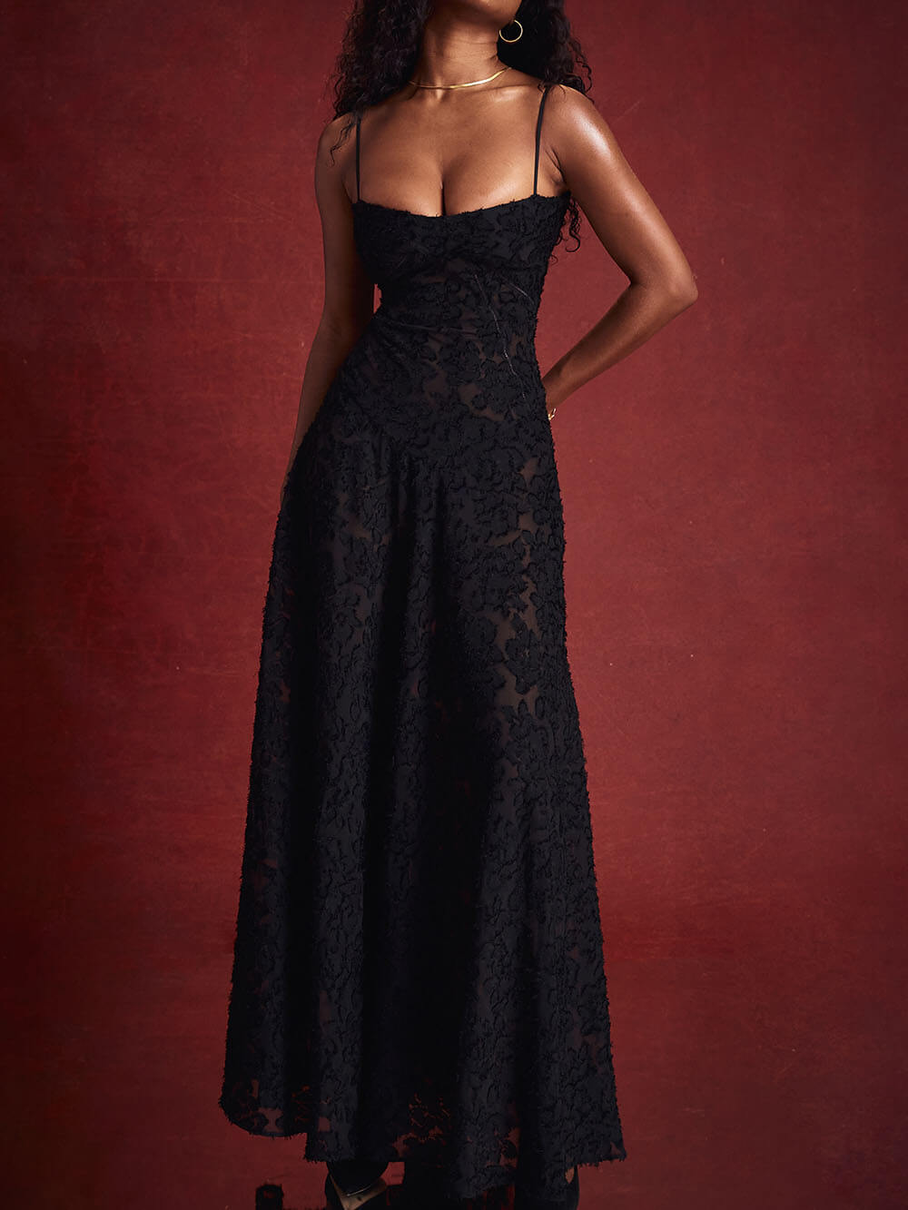 Schwarzes Maxi-Kleid mit floraler Spitze am Rücken