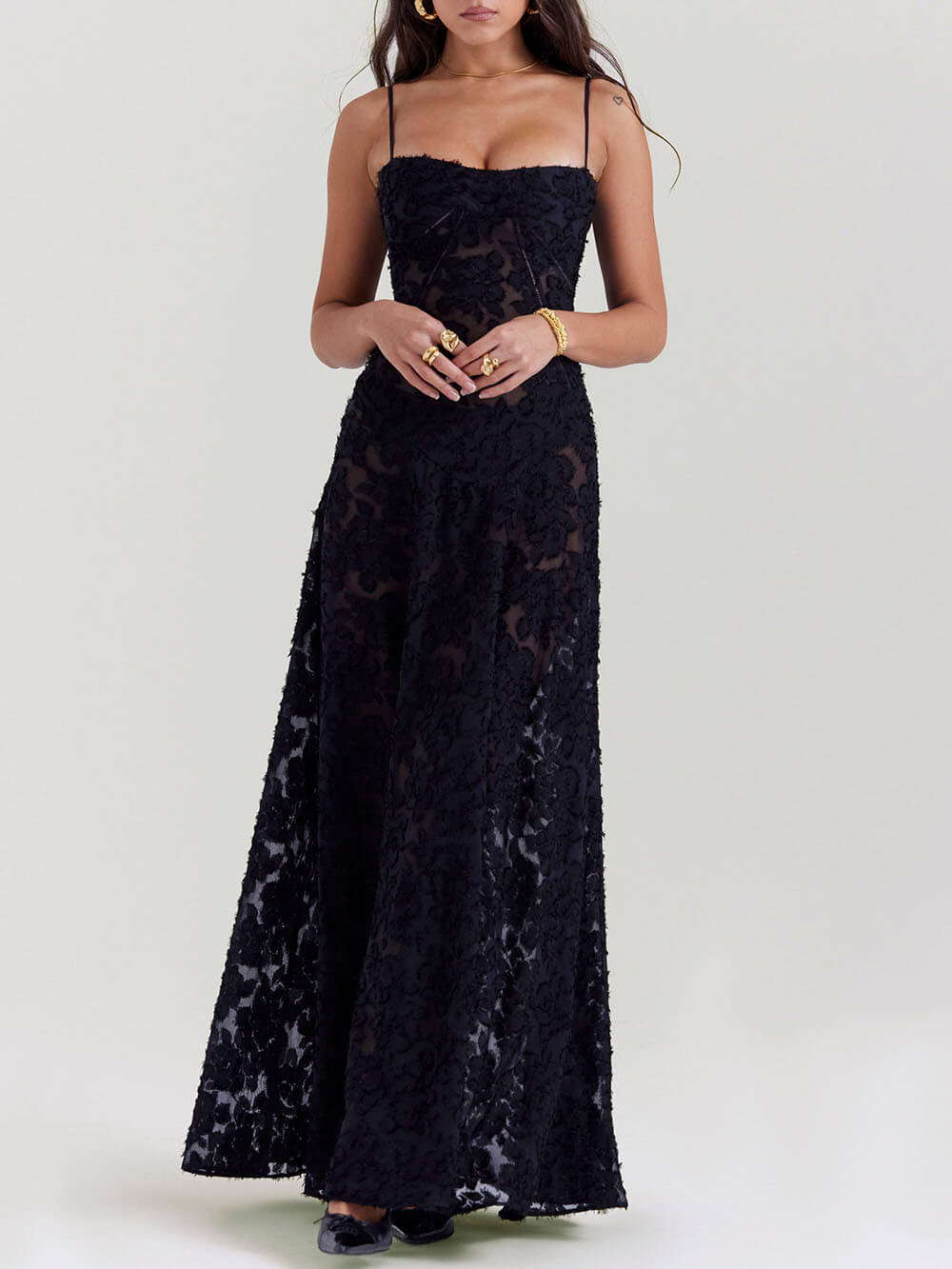 Schwarzes Maxi-Kleid mit floraler Spitze am Rücken