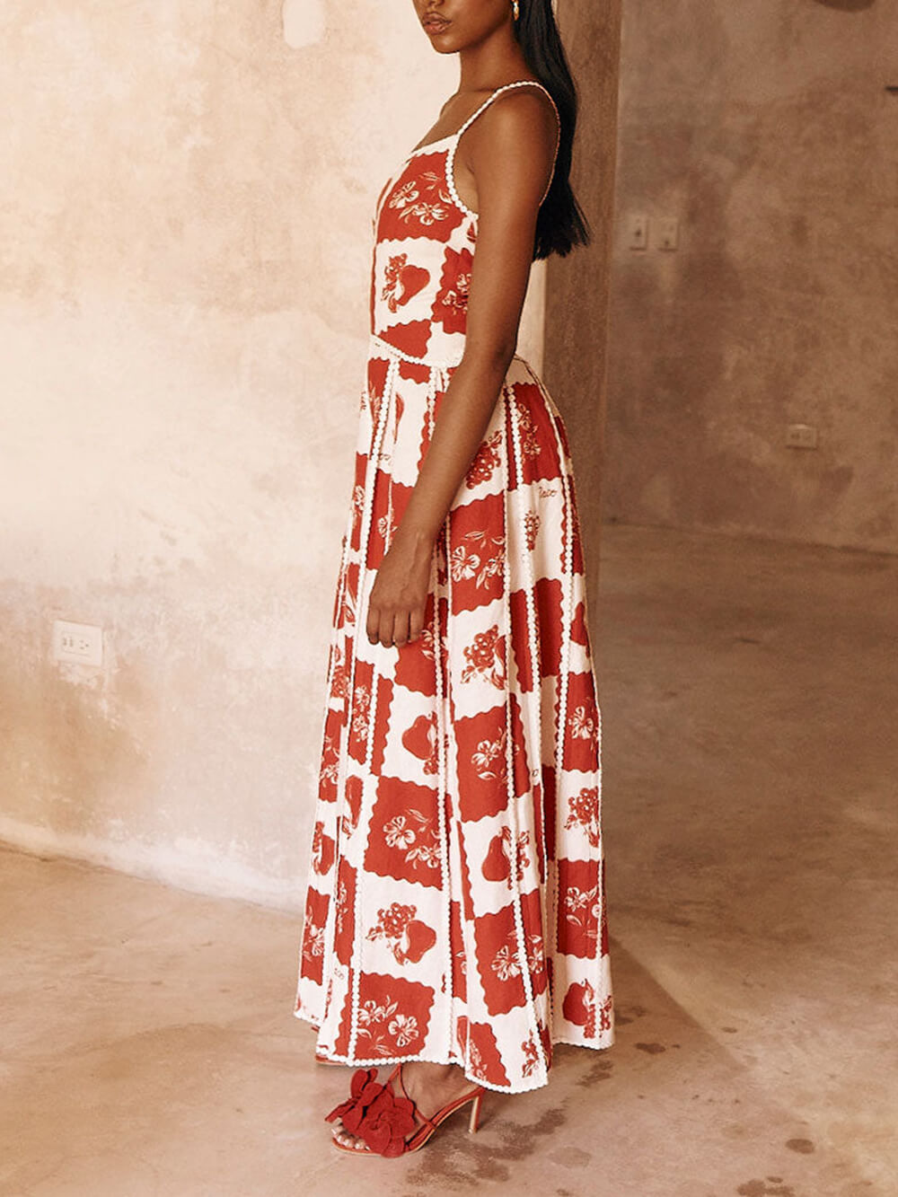 Maxikleid mit Blumenbesatz, einzigartigem Muster und ausgestelltem One-Shoulder-Schnitt
