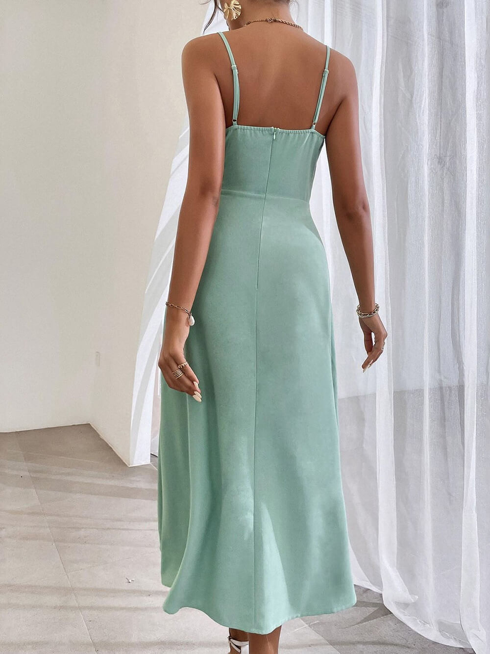 Elegantes Kleid mit Spaghettiträgern, plissiertem Bein und Beinschlitz