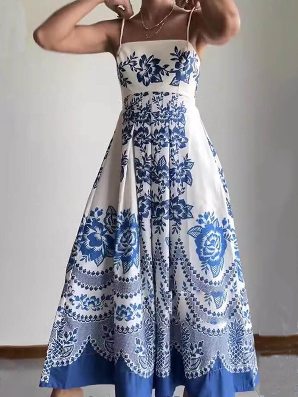 Geblümtes Maxikleid mit Ethno-Print und gesmokter Rückenpartie