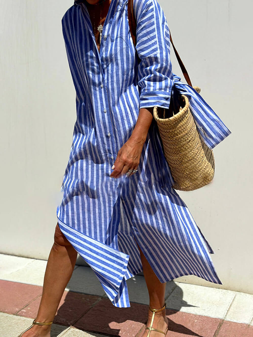 Gestreiftes Midi-Hemdblusenkleid mit halblangen Ärmeln und Gürtel